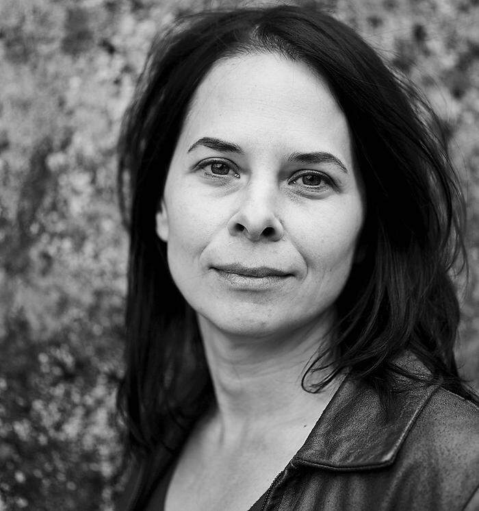 Anna Baar, geboren 1973 in Zagreb, aufgewachsen in Klagenfurt, Wien und auf der Insel Brač. Ihr Debütroman „Die Farbe des Granatapfels“ stand drei Monate auf Platz 1 der ORF-Bestenliste. Für „Als ob sie träumend gingen“ erhielt sie den Theodor-Körner-Preis, 2020 den Humbert-Fink-­Literaturpreis der Stadt Klagenfurt.