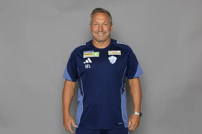 HARTBERG,AUSTRIA,17.JUL.25 - SOCCER - ADMIRAL Bundesliga, TSV Hartberg, team photo shooting. Image shows head coach Manfred Schmid (Hartberg). Photo: GEPA pictures/ Mario Buehner-Weinrauch