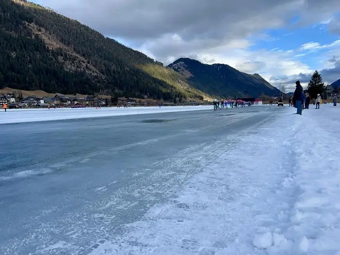 Vereinzelte nasse Stellen am Eis seien vorerst kein Grund zur Sorge