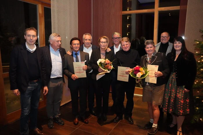 Verdiente Mitarbeiter der ersten Stunde wurden bei der Feier im Cristallo geehrt. • Heinz Ramsbacher, früher Restaurantleiter und seit seiner Pensionierung Frühstückskellner im Falkensteiner Club Funimation Katschberg • Jutta Genser, Verwaltungsassistentin im Falkensteiner Club Funimation Katschberg • Gugi Spielbüchler, General Managerin im Falkensteiner Club Funimation Katschberg • Mato Bratic, Frühstückskoch im Falkensteiner Hotel Cristallo
