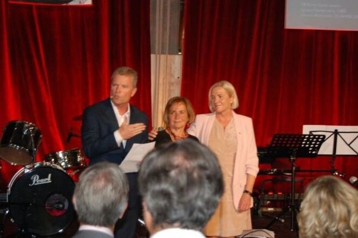 Die frühere Direktorin Elisabeth Fleischmann (links) und die aktuelle Schulleiterin Imelda Görög.