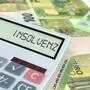 100-Euro-Scheine, Taschenrechner mit dem Wort „Insolvenz“ am Display