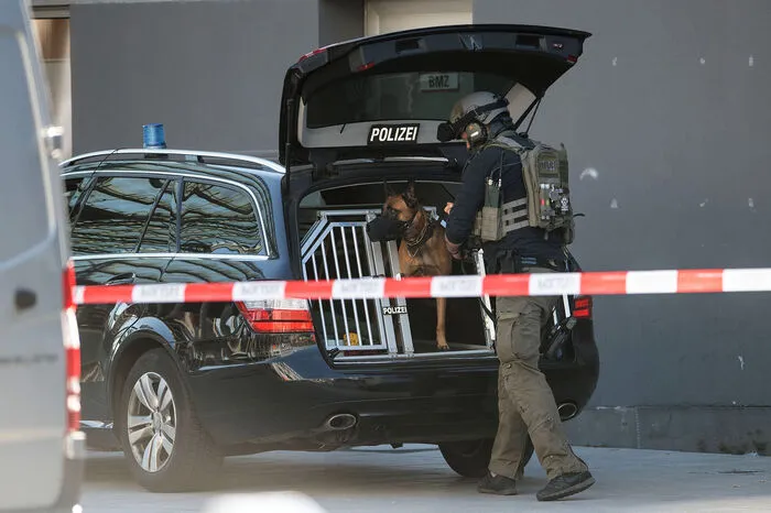 Der Täter sei "unter Kontrolle", teilte die Polizei mit. 