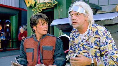 Marty McFly (Michael J. Fox) bekommt Besuch von Doc Emmett Brown (Christopher Lloyd)
