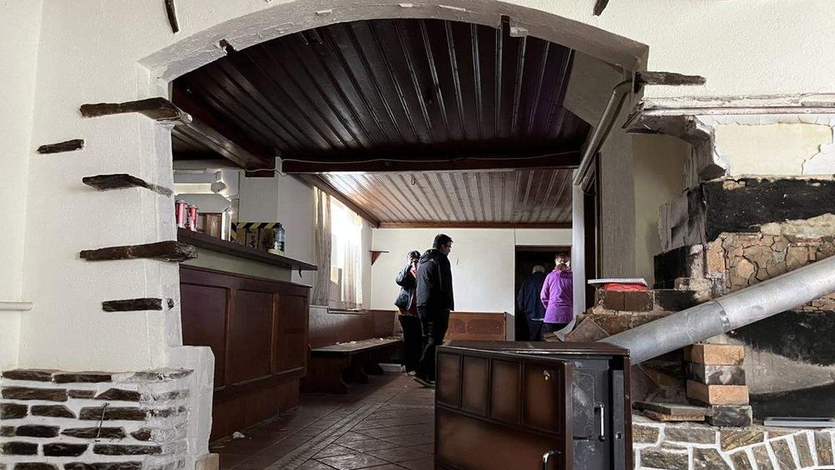 Das verlassene Gasthaus am Pfaffensattel im Bezirk Weiz: Das Abrisshaus ist um rund zwei Millionen Euro zu haben