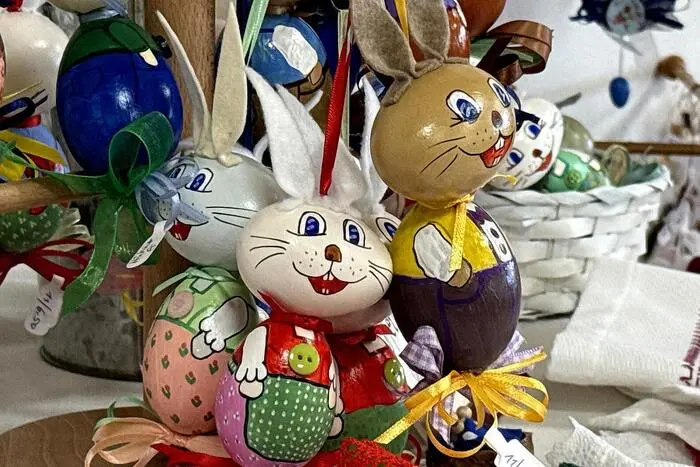Veranstalter sind das Kulturforum Nestelbach mit Obmann Michael Kriendlhofer sowie 20 AusstellerInnen der Region um Burgi Pfeifer.
