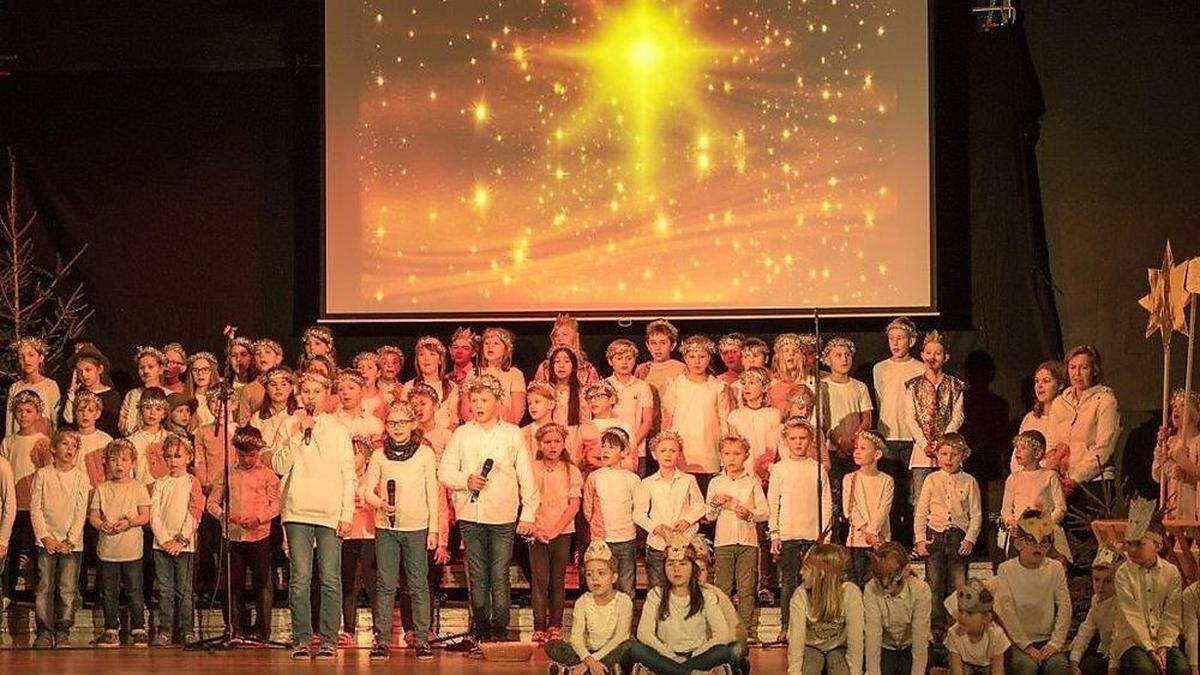 Alle Kinder der Volksschule St. Margarethen standen auf der Bühne