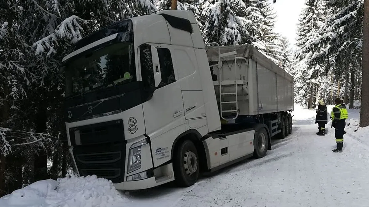 Die Feuerwehr Floing sicherte den Lkw-Zug