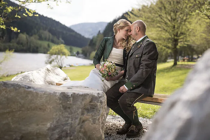 Wer hat geheiratet, welche Paar hat ein rundes Ehejubiläum gefeiert? Wenn auch Sie die Leserinnen und Leser der Kleinen Zeitung an Ihrem Glück teilhaben lassen wollen, dann schicken Sie uns doch ein nettes Foto vom schönsten Tag Ihres Lebens und verraten Sie uns einige Dinge über Sie, Ihren Partner und Ihre gemeinsamen Hobbys und vielleicht auch, wo Sie sich kennengelernt haben. Außerdem interessiert uns, ob Sie schon gemeinsame Kinder haben und ob eine Hochzeitsreise geplant ist. Wenn ja, wohin gehen die Flitterwochen? Mailen Sie uns Ihre Daten und ein Foto von Ihrer Hochzeit, mit oder ohne Ihren Gästen, an leored@kleinezeitung.at oder schicken Sie und alles per Post an folgende Adresse: Kleine Zeitung, Redaktion Leoben, Hauptplatz 7, 8700 Leoben. Klicken Sie sich durch die Fotos!