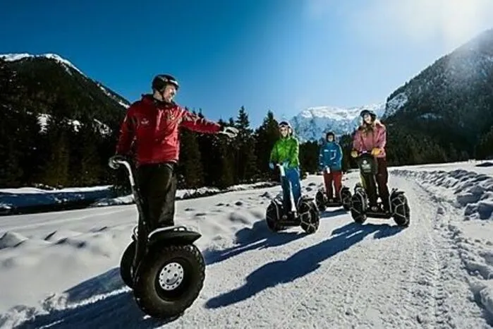 In Flachau werden die Segways (elektrisch angetriebene Stehroller) im Winter nicht geparkt, sondern die Stollenreifen aufgezogen. Die geführten Touren starten mit einerausführlichen Einschulung durch einen Instruktor, um das Gerät und die Handhabung kennenzulernen. Dann surrt man gemeinsam durch die Schneelandschaft.