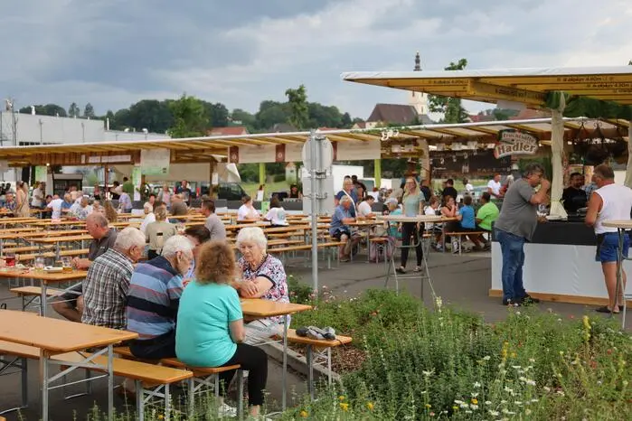 An jedem Mittwoch bis zum 5. August stellen sich die Menschen aus St. Stefan im Rosental dafür am Vorplatz der Rosenhalle ein