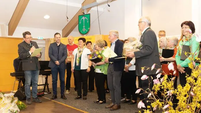 Am Sonntag lud der Singkreis Stubenberg/See zum „Bunten Nachmittag“ unter dem Motto „Frühlingsgefühle“ in den Gemeindesaal Stubenberg. Zahlreiche Besucher folgten der Einladung und erlebten ein abwechslungsreiches Programm voller Musik, Humor und Herzlichkeit.