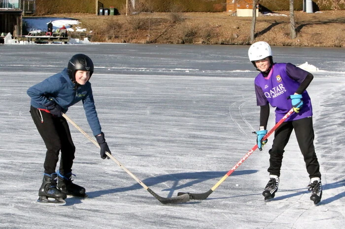 Auch am Sonntag hatten sich zahlreiche Eissportbegeisterte bei strahlendem Sonnenschein Richtung Strandbad aufgemacht, um ein paar Runden zu drehen oder dem Eishockeypuck hinterherzujagen