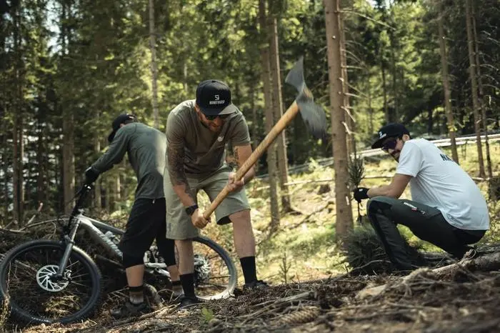 René Unterwurzacher und Markus Senfter beim Aufforsten.