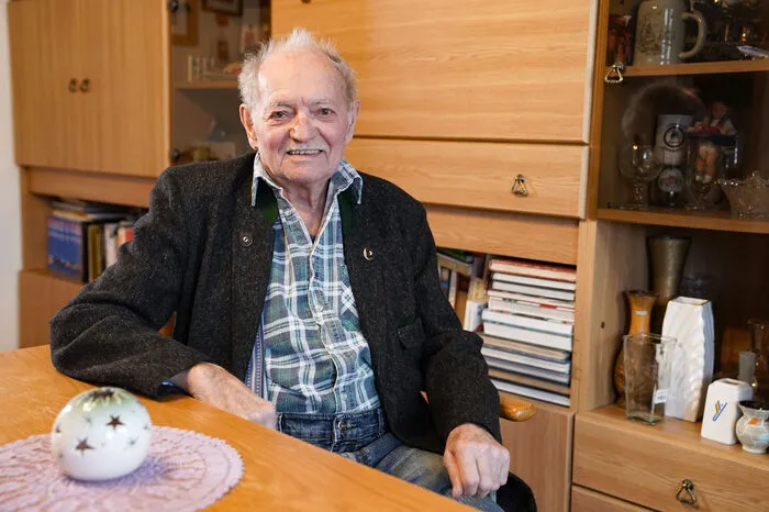 Franz Siegfried, 83-jähriger Landwirt und Gastwirt im Ruhestand aus Niederösterreich, ist Dauercamper auf einem 5-Sterne-Campingplatz im Rovinj und sucht die Dame seines Herzens für gemeinsame Sommer in Kroatien. „Das ist ein wunderbarer Campingplatz, mit einem großen Supermarkt, fünf Restaurants und sechs Imbisstuben.“ Hungrig muss die Neue also nicht zu Bett, das wäre geklärt! Aber, mit einer Kleinigkeit muss Franz Siegfried dann im Gespräch mit Nina Horowitz noch rausrücken. „Es handelt sich um einen FKK-Campingplatz!“ Augen- und Haarfarbe spielen für Franz Siegfried keine Rolle, aber was er nicht möchte, weiß er genau: „Eine streitsüchtige Xanthippe will ich nicht! Und es braucht sich auch keine Raucherin bei mir melden, denn ich küsse keine Aschenbecher!“ Und eines ist für ihn auch noch wichtig: „Eine Frau, die mit Erotik nichts mehr am Hut hat, ist nichts für mich.“ Seit nunmehr drei Jahren ist er verwitwet. 