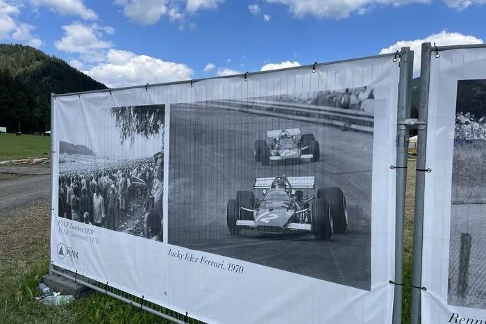 Am pinken Campingplatz sind die Absperrungen mit historischen Bildern verziert.