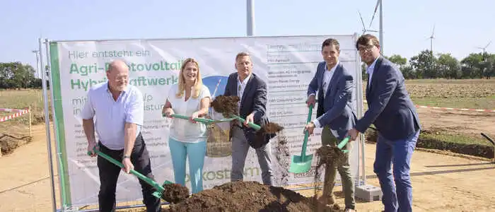 Wolfgang Kovacs, Bürgermeister Parndorf, Daniela Winkler, Landesrätin Burgenland, Jan Häupler, Vorstandsmitglied oekostrom AG, Christoph Ehrenhöfer, Geschäftsführer Stadtwerke Hartberg und Julian Tiencken, Geschäftsführer Green Planet Projects