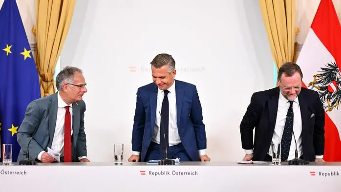 Ideen hat jeder, noch fehlt ein gemeinsamer Plan: Finanzminister Marterbauer (SPÖ), Wirtschaftsminister Hattmannsdorfer (ÖVP) und Staatssekretär Schellhorn (Neos)