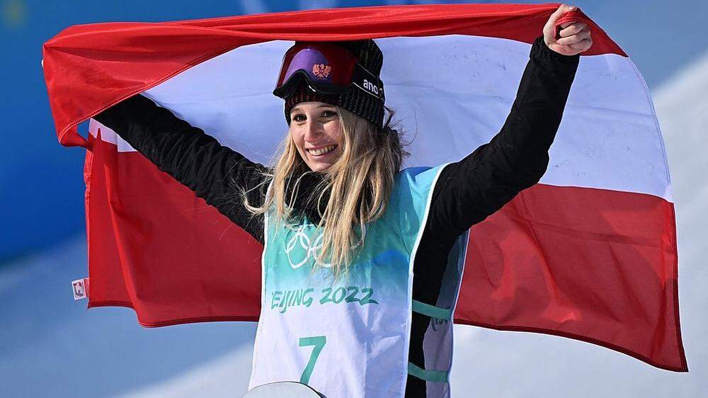 Unglaublich: Anna Gasser darf ihre zweite Olympia-Goldmedaille nach 2018 bejubeln