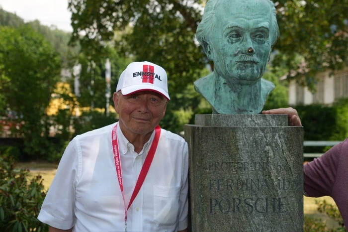Der Aufsichtsratsvorsitzende der Porsche AG, Wolfgang Porsche nutzte als Teilnehmer der Fahrt die Gelegenheit, bei der Büste von Ferdinand Porsche im Gmündner Park seinem Großvater zu gedenken.