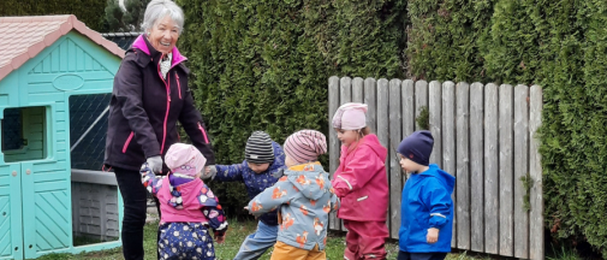 Helga Maier aus Himmelberg hilft in ihrer Freizeit im Kindergarten aus