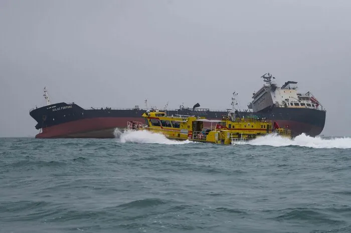 Die Seeleute waren offenbar ins Wasser gesprungen, um sich in Sicherheit zu bringen. Rettungskräfte hätten 23 aus dem Wasser bergen können, berichtete Hongkongs Radio. 