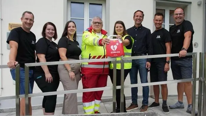 Übergabe des Defibrillators an First Responderin Christina Zink (4. v. r.)