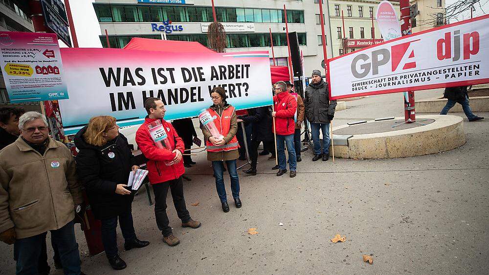  Im Ringen um den Kollektivvertrag für die 430.000 Handelsangestellten kam es in Wien, Graz, Salzburg und Innsbruck inmitten des vorweihnachtlichen Einkaufstrubels zu Protestaktionen der Gewerkschaft GPA-djp