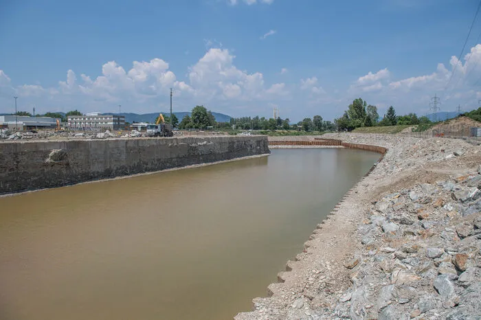 Wenn hier die Mur fließt, wird parallel dazu im Flussbett die Staustufe eingebaut.