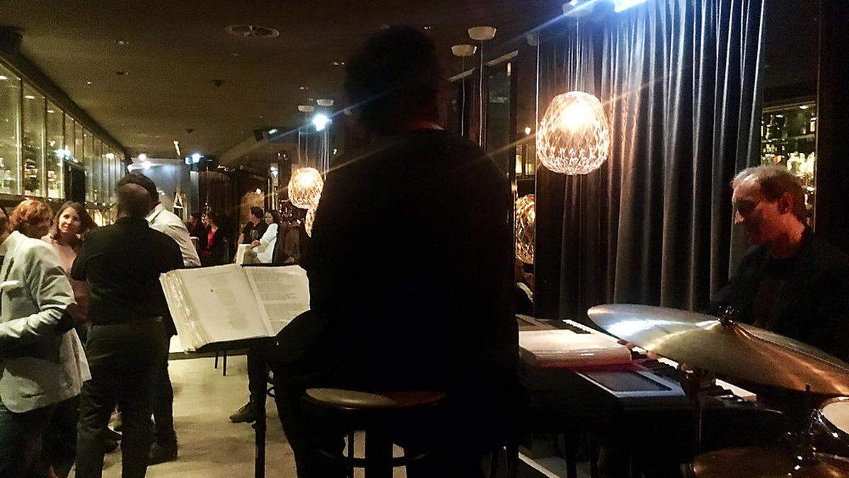 Das Francesca Viaro Trio unterhielt die Gäste in der Lagana Bar mit Soul, Pop und Swing