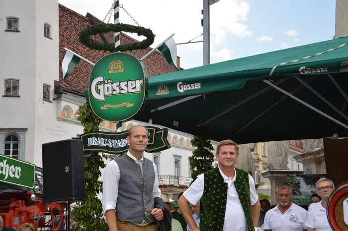 Auch Michael Walchhofer (links), ehemaliger österreichischer Skirennläufer, war am Hauptplatz mit dabei. Mit viel Geduld und guter Laune unterhalten sich die beiden mit den zahlreich erschienenen Gästen, geben Autogramme und feiern mit.