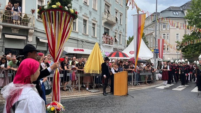 Kirchtagsobfrau Vizebürgermeisterin Gerda Sandriesser (SPÖ) und Großbauer Kurt Maschke eröffneten den Festzug. Zu beginn regnete es leicht, das schlechte Wetter verzog sich aber zum Glück rasch.