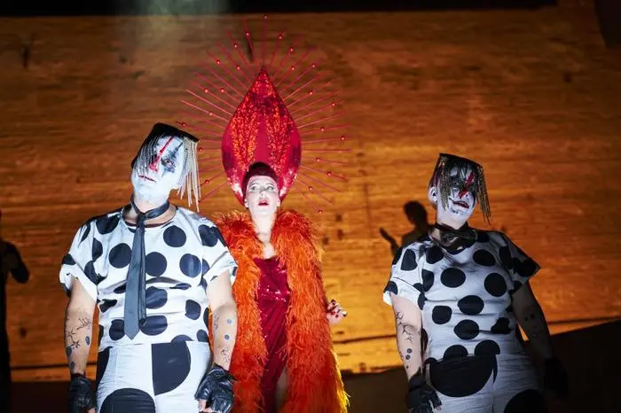 Erste Probenfotos: Mehmet Ateşçi, Stefanie Dvorak, Sarah Viktoria Frick