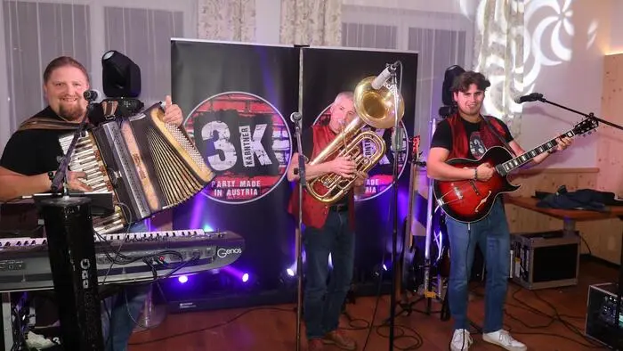 Bei Live-Musik von „3K-Party made in Austria“ im Ballsaal und von „Blackout“ im Discozelt herrschte zünftige Partystimmung.