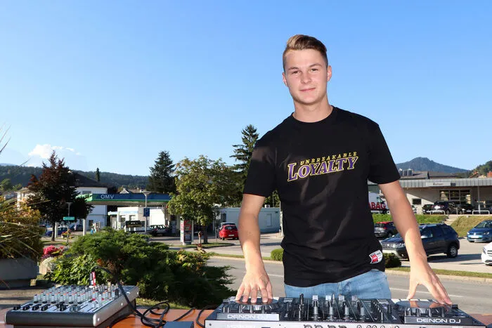 Musikalisch sorgte „DJ Smurfy“ Fabian Maier für gute Stimmung in der Tiebelstadt.