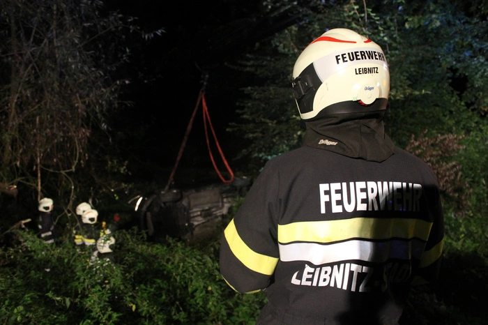Die Frau wurde ins Spital eingeliefert - die Feuerwehren Wagna und Leitring zogen das Fahrzeug auf die Straße zurück.