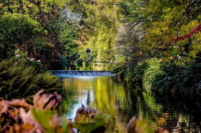 Sein direkter Gegenspieler Mount Usher Gardens stellt all dies unter das Diktum des freien spielerischen Erschaffens einer entspannten Informalität. In diesem romantischen Gartenreich regierte einst der Gartenrevolutionär William Robinson über die Farben des irischen Regenbogens. Nicht selten spannt sich einer wie eine Hymne über den wundervollen Robinsonianischen Blumengarten.