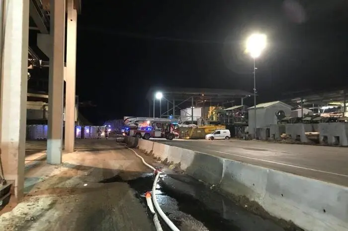 Die Hubrettungsfahrzeuge der Feuerwehr Leoben-Stadt und BTF VA Donawitz waren unverzichtbar für die Löscharbeiten im Außenbereich. Das Betreten der Anlage war nur mit Atemschutz möglich.