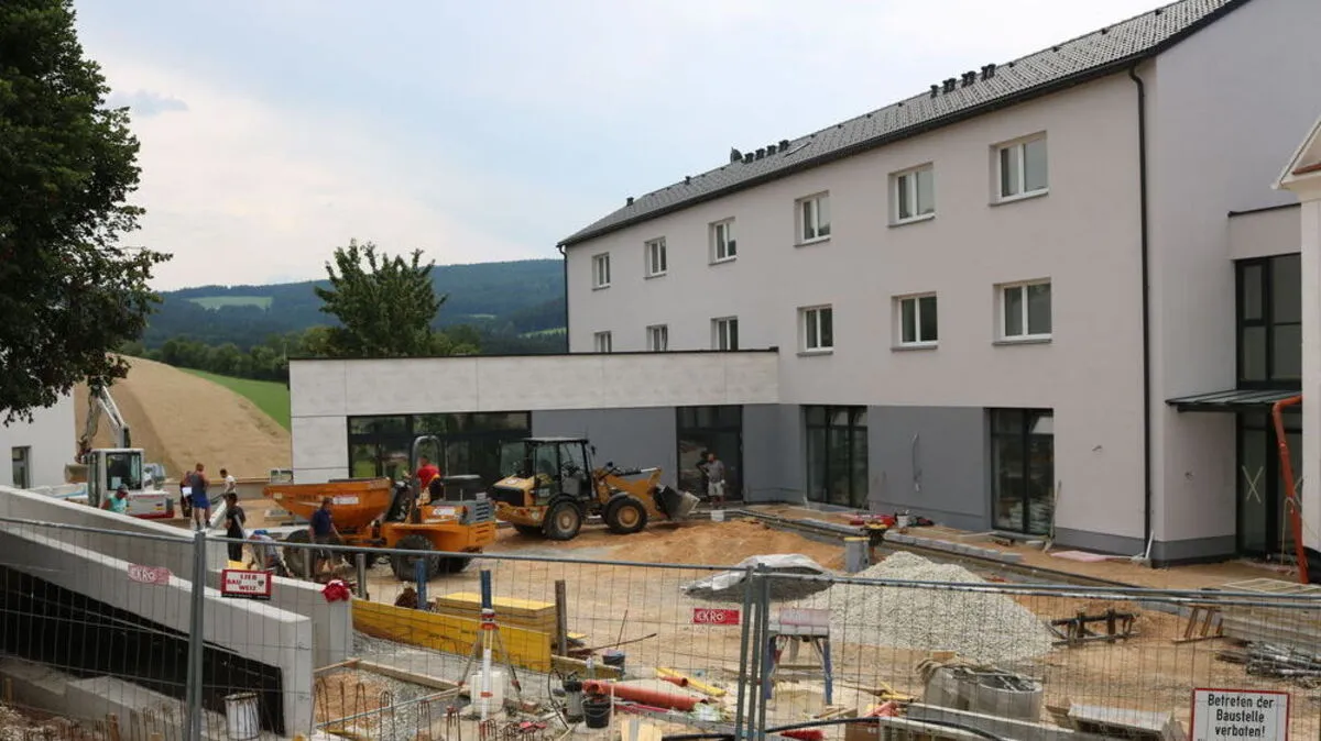 Bis Anfang September soll der Dorfplatz fertig sein