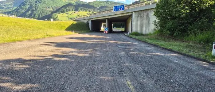 Eine Straße, auf der gearbeitet wird