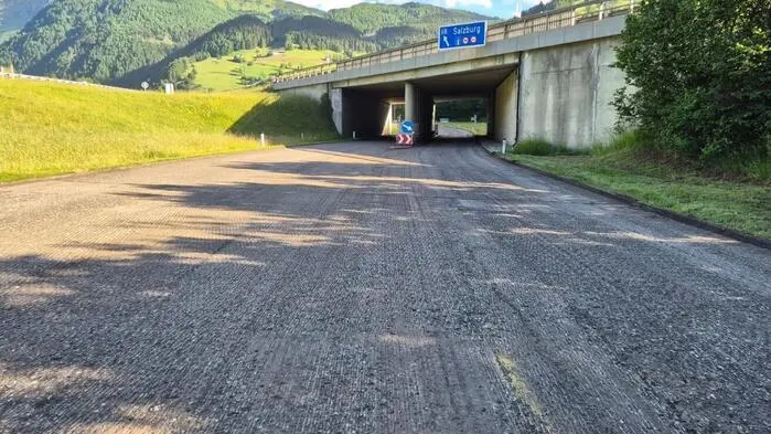 Eine Straße, auf der gearbeitet wird