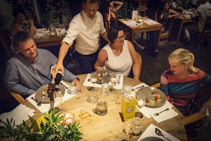 Diese Veranstaltung nannte sich „Blind Date“, weil die Gäste erst vor Ort erfuhren, welcher „Kitchen Impossible“-Star seine Gerichte in welchem Lokal kredenzen wird.