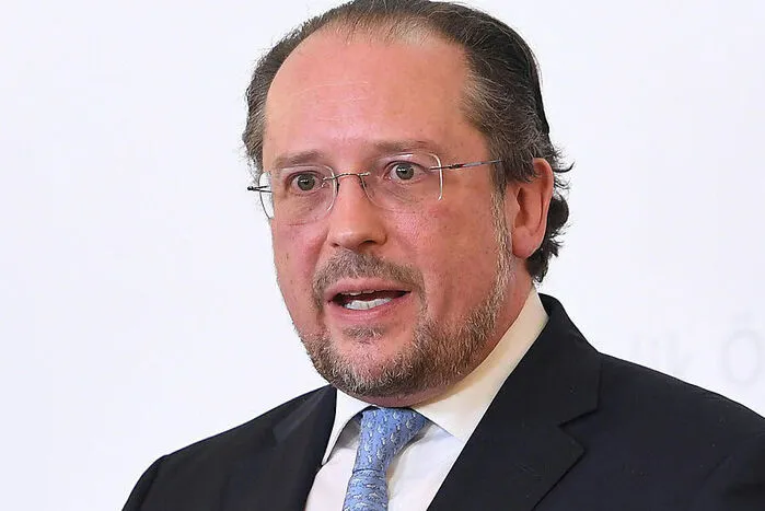 Kompetent, solide, routiniert. Neben Bildungsminister Faßmann schafft es der Diplomat mit aristokratischen Wurzeln, sich im türkisen Regierungsteam sein eigenständiges Profil zu bewahren.