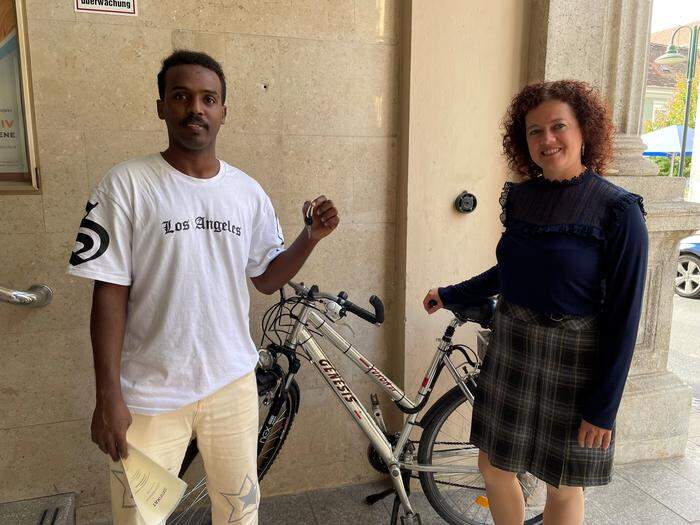 Ibrahim Mohamed und Katharina Frankenberger mit dem geschenkten E-Bike
