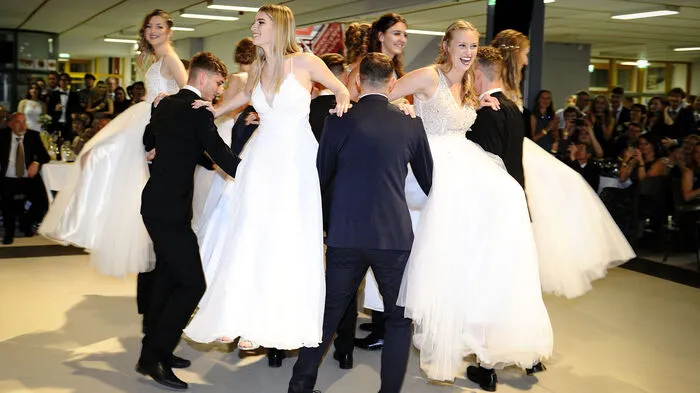 Mit Musik von Abba, den Jonas Brothers und der Titelmelodie von Footloose eröffneten die Schüler im Rahmen der Polonaise den Ball.