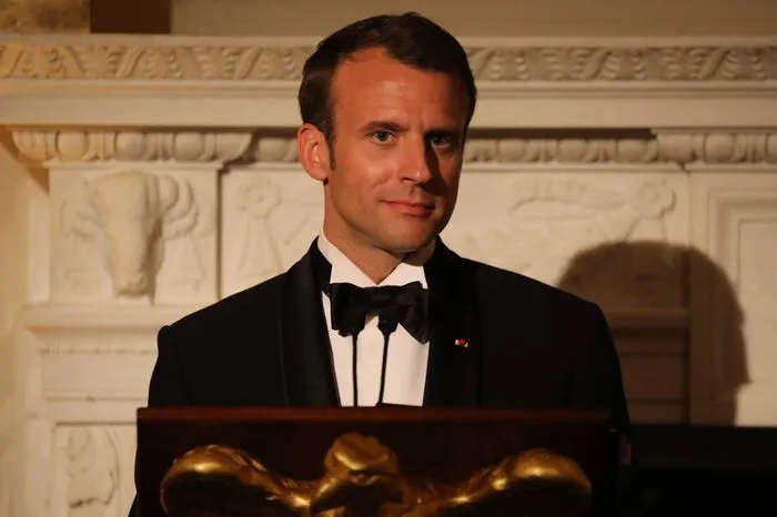 Emmanuel Macron erinnerte seinerseits an die enge Verbindung beider Staaten, aber auch an die Verpflichtung beider Staatsoberhäupter, für universelle Werte zu kämpfen. "Wir teilen die Entschlossenheit, unseren beiden Ländern und der Welt zu dienen", sagte er an Trump gerichtet.