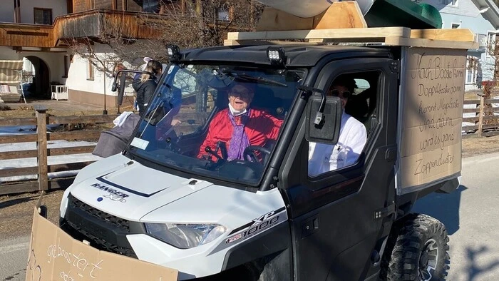 Vornedran fuhr das "Booster-Mobil". Nach dem Megabooster wird es also "Zappenduster"...