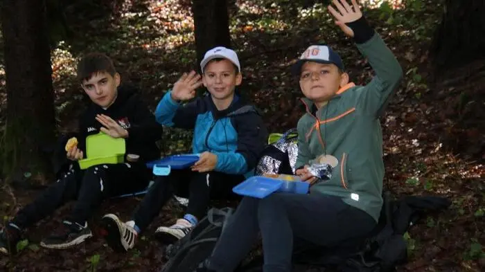 Vom Klassenzimmer in den Wald – das erlebten rund 310 Kinder der dritten Klassen von Volksschulen aus dem Bezirk. 