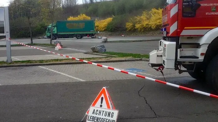 Das Gebiet rund um den am Parkplatz der Raststation St. Marein abgestellten Lkw wurde großräumig abgesperrt.