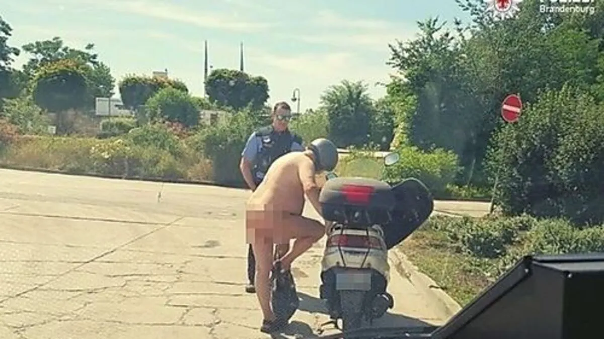 Auf einen lediglich mit Helm und Sandalen bekleideten Motorroller-Fahrer sind Polizisten in Brandenburg gestoßen